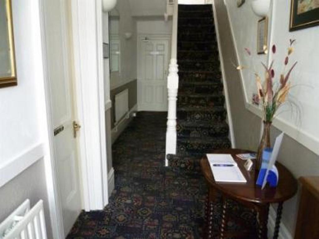 Sandy Bay Guest House Bournemouth Bagian luar foto
