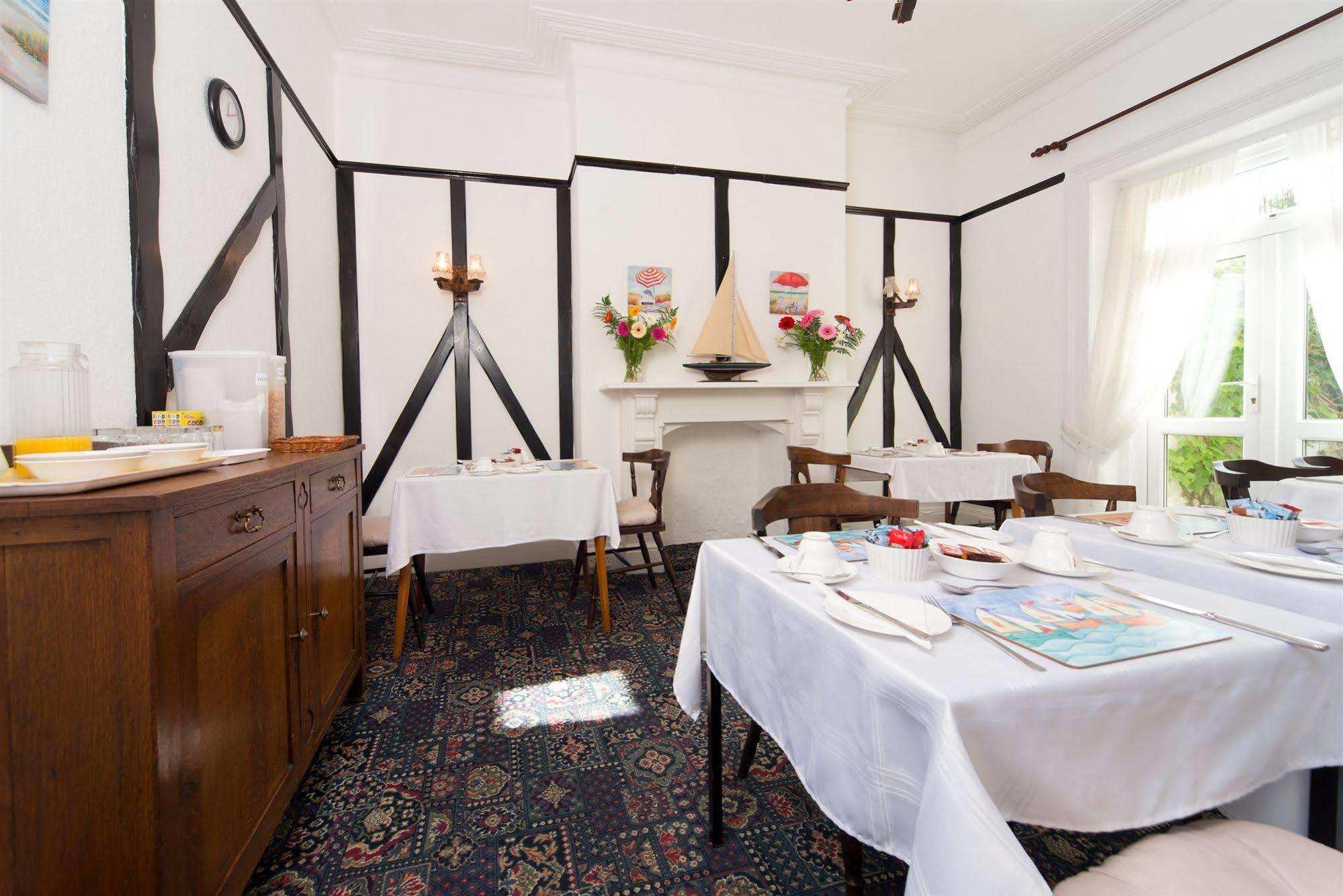 Sandy Bay Guest House Bournemouth Bagian luar foto