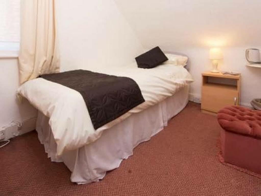 Sandy Bay Guest House Bournemouth Bagian luar foto