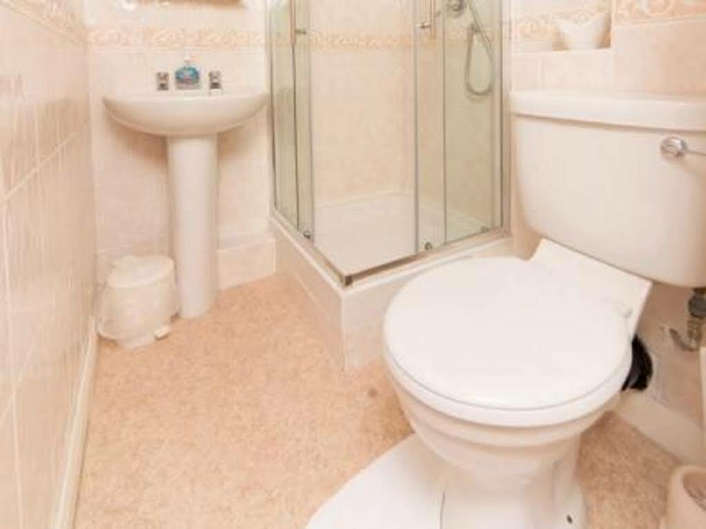 Sandy Bay Guest House Bournemouth Bagian luar foto